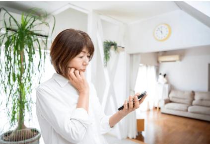 50代女性が安心できる女性用風俗を探しながら冷静に判断している様子