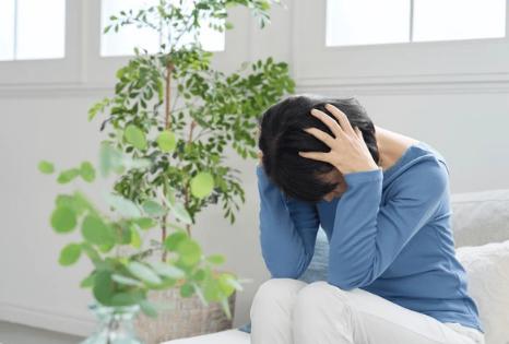 50代女性がこれからの自分について一人で考えている様子