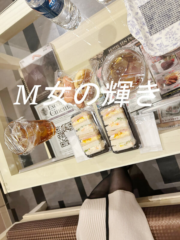 50代女性が女性用風俗のセラピストとランチのイメージ